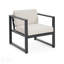 Confortable et durable, ce fauteuil de patio robuste et résistant aux intempéries offre un cadre noir avec des coussins beiges