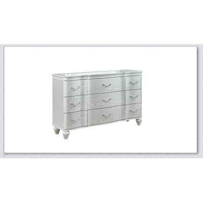 Commode 9 tiroirs Landmark de style traditionnel avec poignées en métal, fabrication en bois durable et finition argentée élégante pour les chambres modernes et classiques