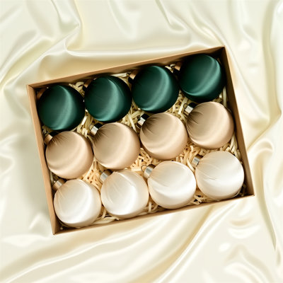 12 pièces de boules de Noël en velours lustré à suspendre dans une atmosphère festive