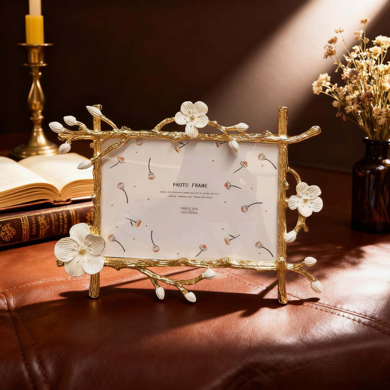 Cadre photo de mariage européen en alliage de métal luxueux 6 pouces à motif de fleurs, Blanc / Doré