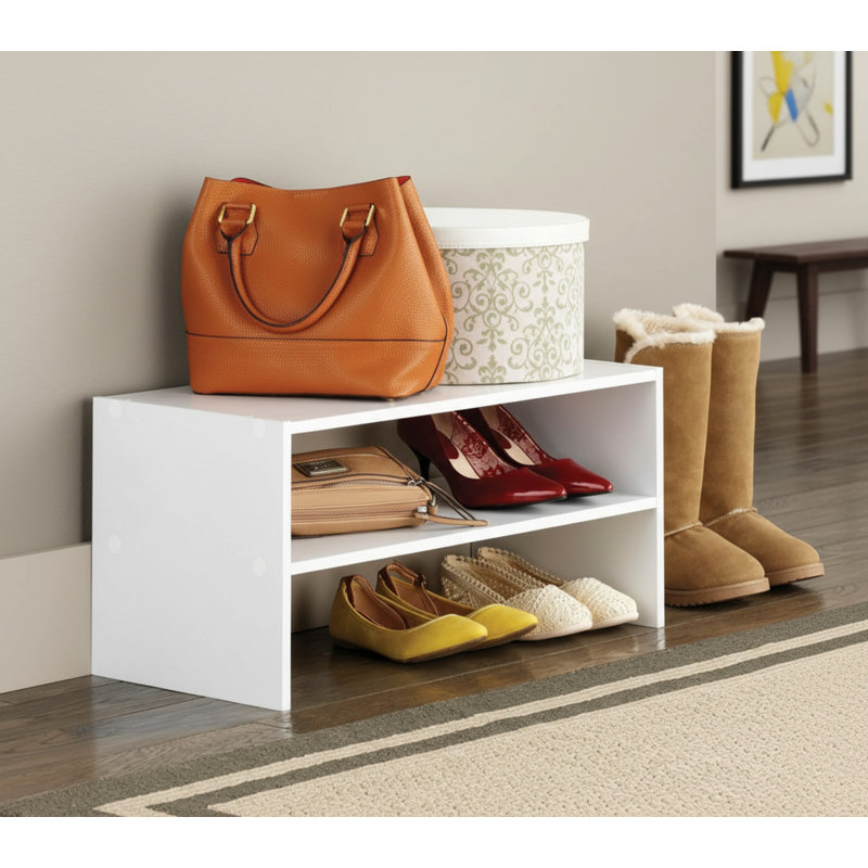 Cette étagère à chaussures en bois à 2 niveaux présente une conception empilable, peu encombrante et élégante, pratique pour le rangement des chaussures à la maison.