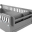 Lit simple à plancher surélevé avec rails en bois gris et tablette de rangement pour un lit de jeu sécuritaire et sécuritaire, éclairage, temps de lecture imaginatif-1036712155-1036712154