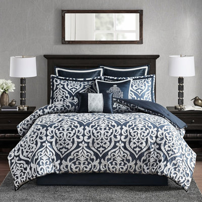 Très grand édredon bleu marine / argent. 8 Avec bourre. Comprend 1 édredon, 2 taies décoratives européennes, des coussins décoratifs et une jupe de lit. Tissage texturé pour une chambre à coucher romantique. Ambiance à l'année - avec tissage. Chambre élégante
