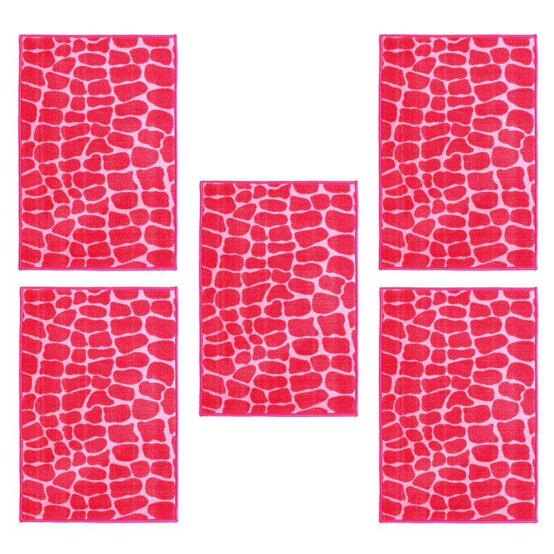 Tapis rose en nylon touffeté à la machine Gillermina, Rectangle 1 pi 5 po x 2 pi 2 po