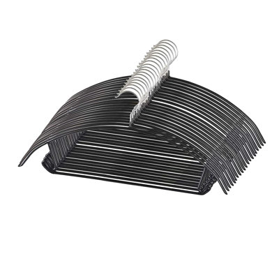 Paquet de 20 cintres en métal de qualité supérieure avec revêtement en PVC, cintres robustes et antidérapants pour t-shirts, crochets dorés et cintres peu encombrants (noir)