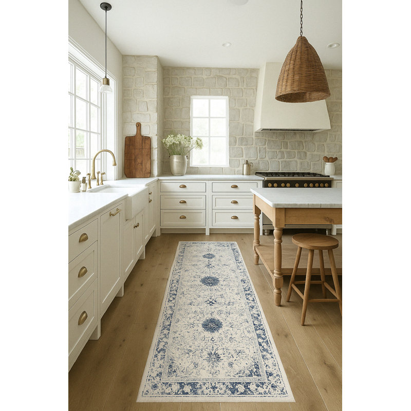 Tapis de couloir intérieur à médaillon floral bleu marine / crème 2 pi x 8 pi (2 pi 3 po x 8 pi) Branch Branch Naveen - tapis d'entrée, contemporain, à poils courts et résistant aux taches
