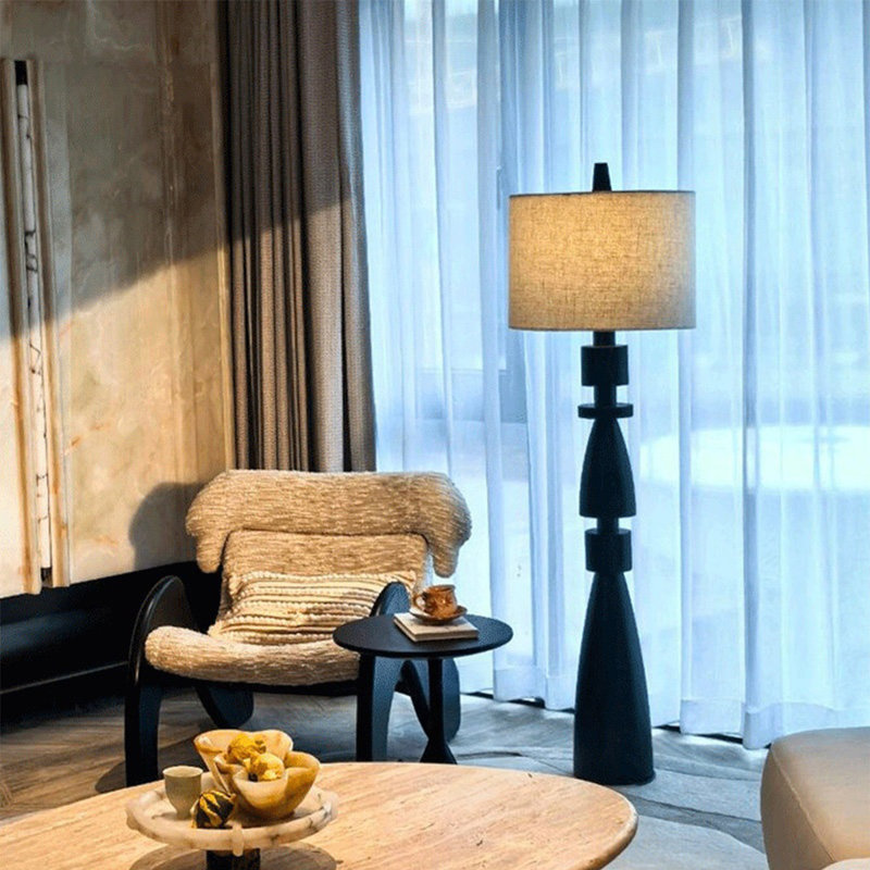 Blanc + lin noir + lampes sur pied de forme libre en bois massif