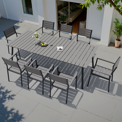 Ensemble repas pour 8 personnes en aluminium avec trou pour parasol et chaises empilables