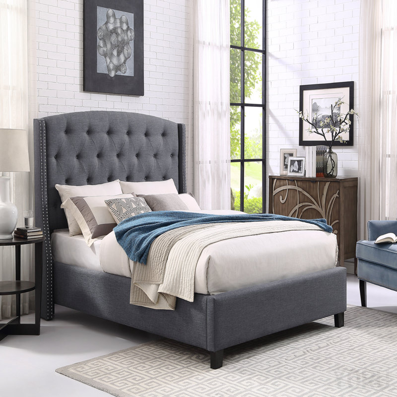Lit tapissier à oreilles capitonné en tissu avec garniture cloutée, confortable et élégant pour les chambres à coucher modernes