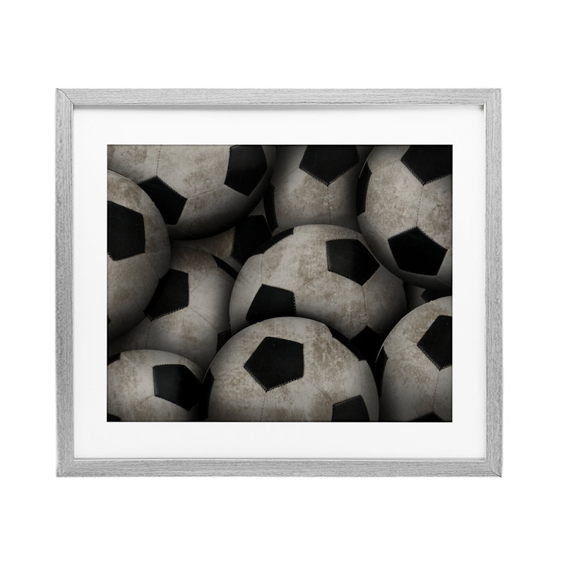 «Bin Of Soccer Balls», reproduction encadrée sous verre, conception de Marcus Prime, H 13 po x l 16 po, Cadre de ferme gris