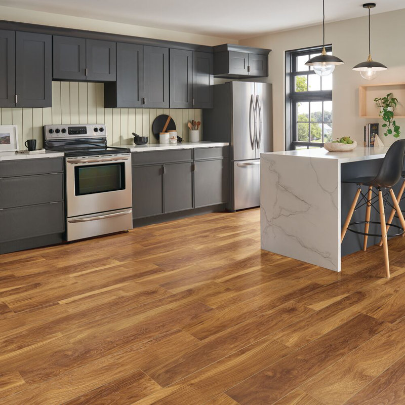 Revêtement de sol stratifié en hickory 8 po x 48 po x 12 mm Natures Vision, Hickory naturel