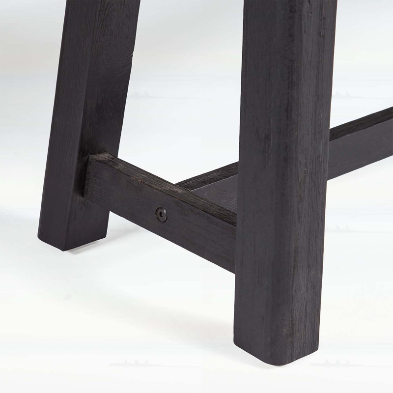 Banc d'extérieur en bois d'acacia avec finition gris sablé et pieds noirs, durable et élégant pour une utilisation sur le patio et la cour