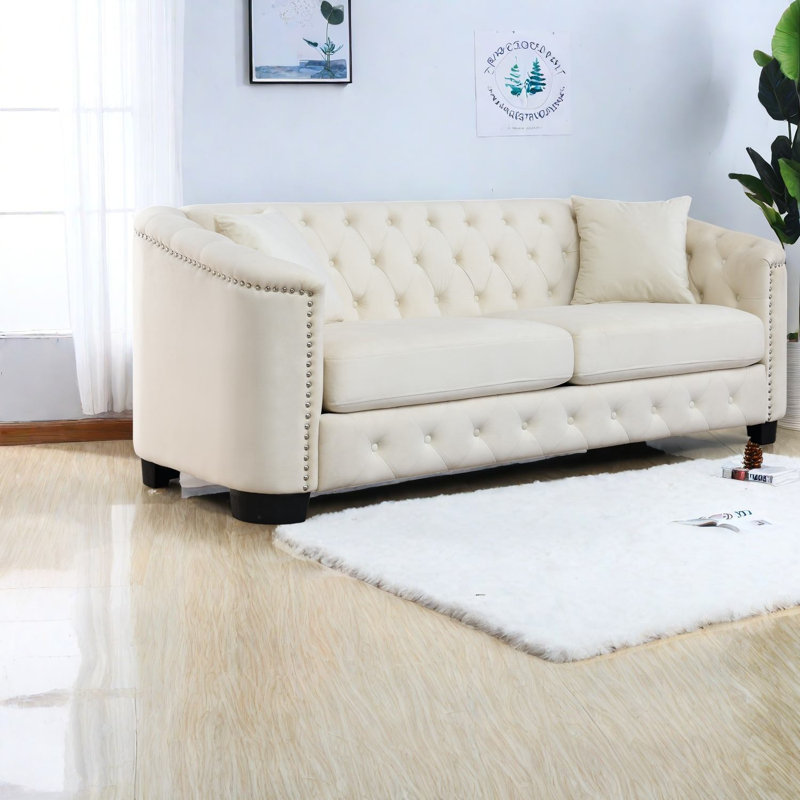 Canapé Chesterfield beige 3 places en velours capitonné à assise profonde, salon moderne