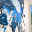 Carte du monde 3D en bois - art mural imprimé UV multicolore, décoration de maison et de bureau moderne-684135378-684135379