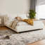 Grand lit plateforme tapissier avec deux coussins amovibles, tissu Boucle, blanc
