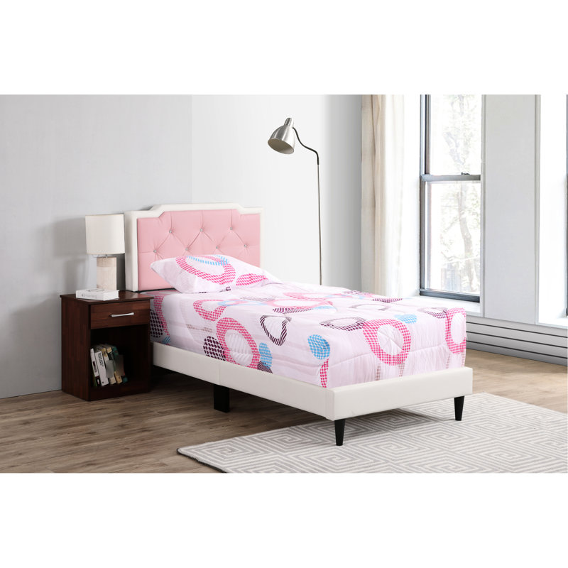 Élégant lit double en blanc s'harmonisant avec les accessoires de chambre à coucher