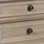 Table de chevet 3 tiroirs en bois avec boutons ronds et pieds en chignon brun vieilli