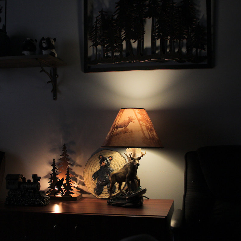 Lampe de table Dehon rustique en résine coulée à froid avec abat-jour brun de 12 pouces Dehon - 20 pouces de hauteur, jusqu'à 40 watts Dehon
