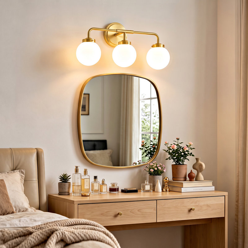 Luminaire de salle de bain à 3 lumières à intensité variable avec abat-jour en verre blanc soufflé à la main, Gold
