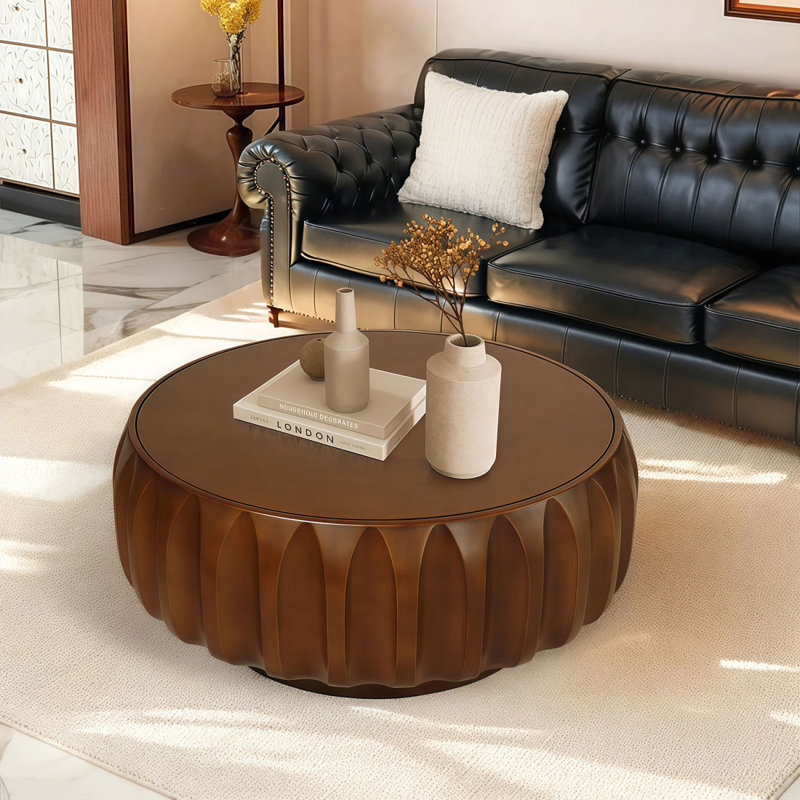Table basse ronde en bois massif sculpté au design sculptural élégant