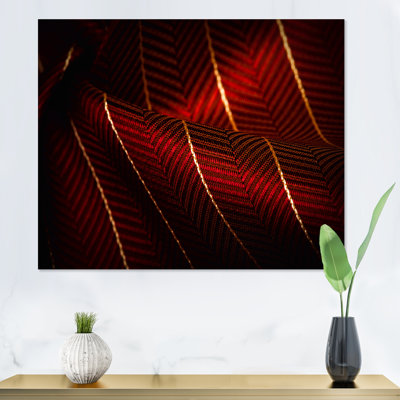 Tissu rouge rubis avec ligne dorée I - photographie sur toile