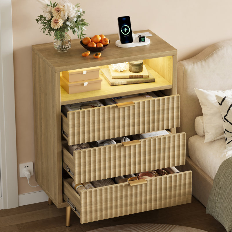 Commode 3 tiroirs avec lumières DEL et station de charge, coffre de rangement en bois cannelé de 28 po avec poignées dorées