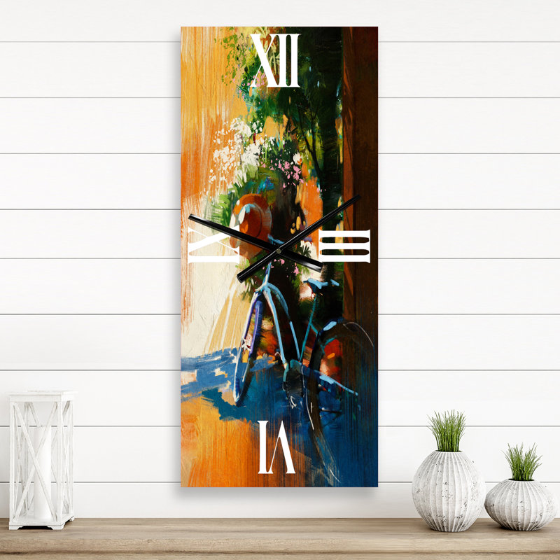 Horloge murale vélo et vieux chapeau le jour d'été, Petit