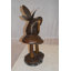 Statue en bronze de bac Dupont assis sur des champignons - Taille: L 12 po x l 9 po x H 24 po.