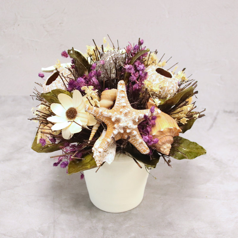 Arrangement floral de coquillages dans un vase