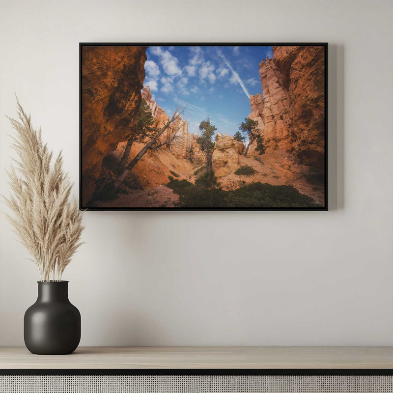 «Tilted» par Martin Podt, reproduction d'art, H 33,5 po x l 49,5 po, Argent, Toile avec cadre