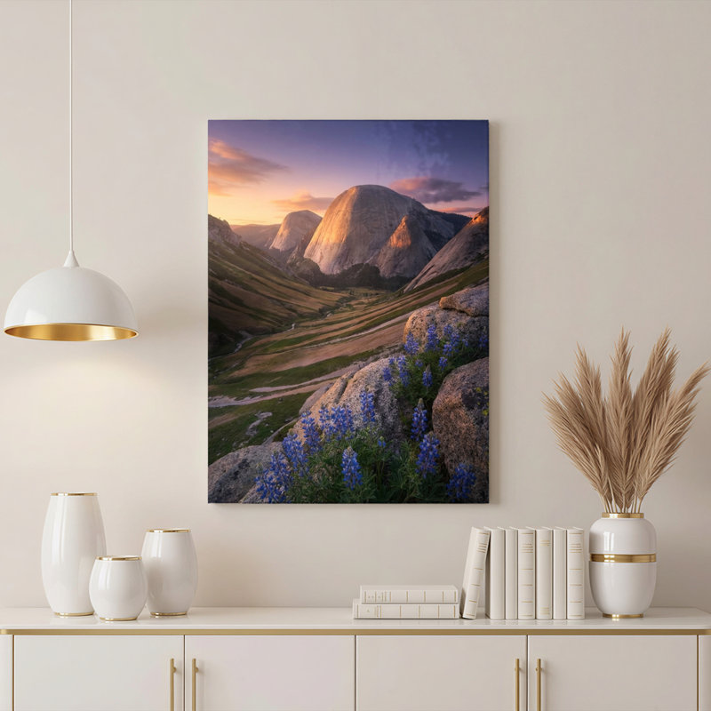 Tableau sur toile tendue représentant un paysage de montagne avec des fleurs violettes (lot de 1), 2030