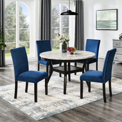 5 tables de salle à manger rondes en faux marbre et 4 chaises en velours gris, configuration sophistiquée foncée et contemporaine