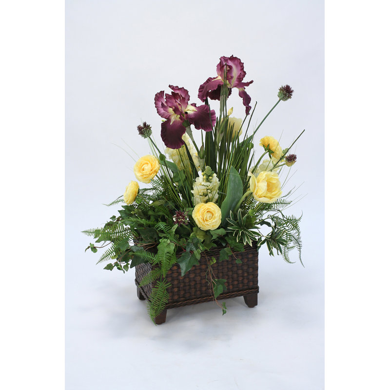 Arrangement de faux renoncules floraux dans un panier