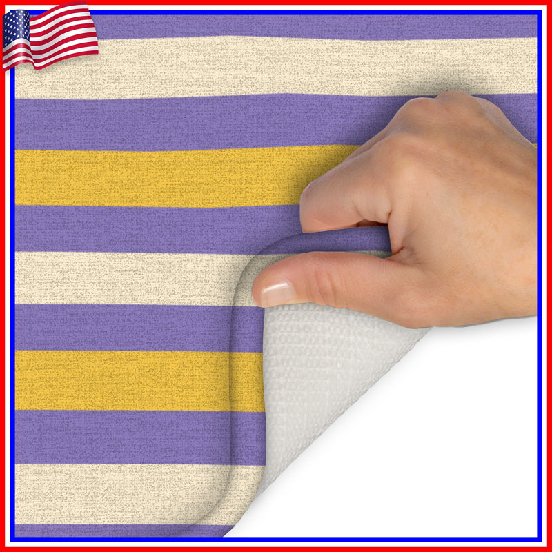 Tapis de bain mauve à rayures jaunes, L 34 po x L 21 po