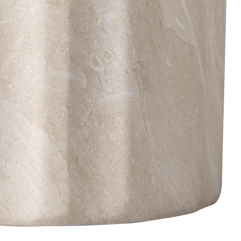 Table d'appoint ronde en travertin crème 18 po Ridge, tabouret colonne à bord ondulé contemporain, petite table de bout pour le vestibule