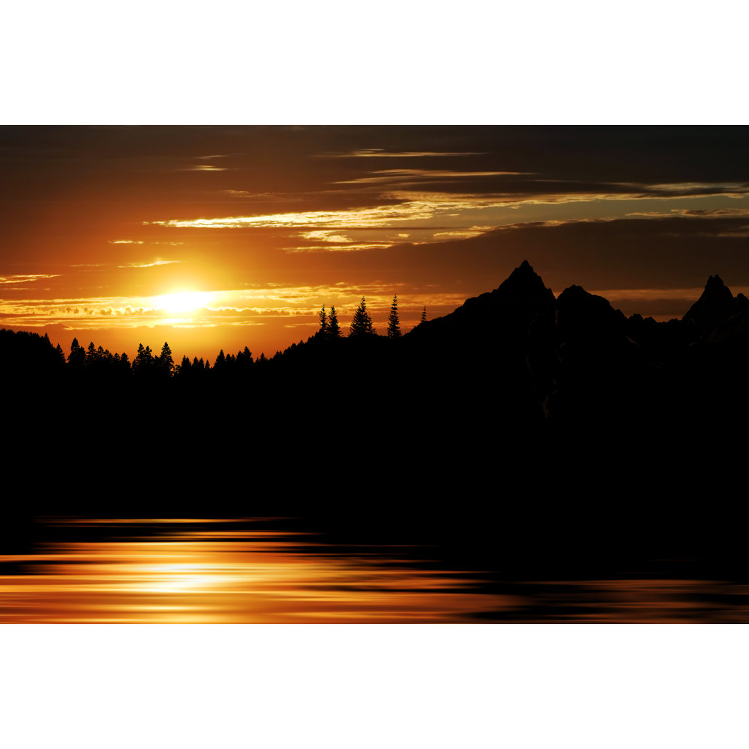 Gebirgssee Sonnenuntergang von Sharply_Done - Leinwand Kunstdrucke