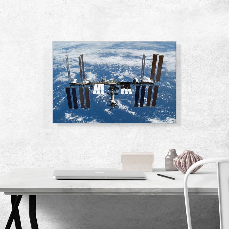International Space Sation Above a Blue Earth - reproduction de photo sur toile tendue, H 18 po x l 26 po x P 1,5 po