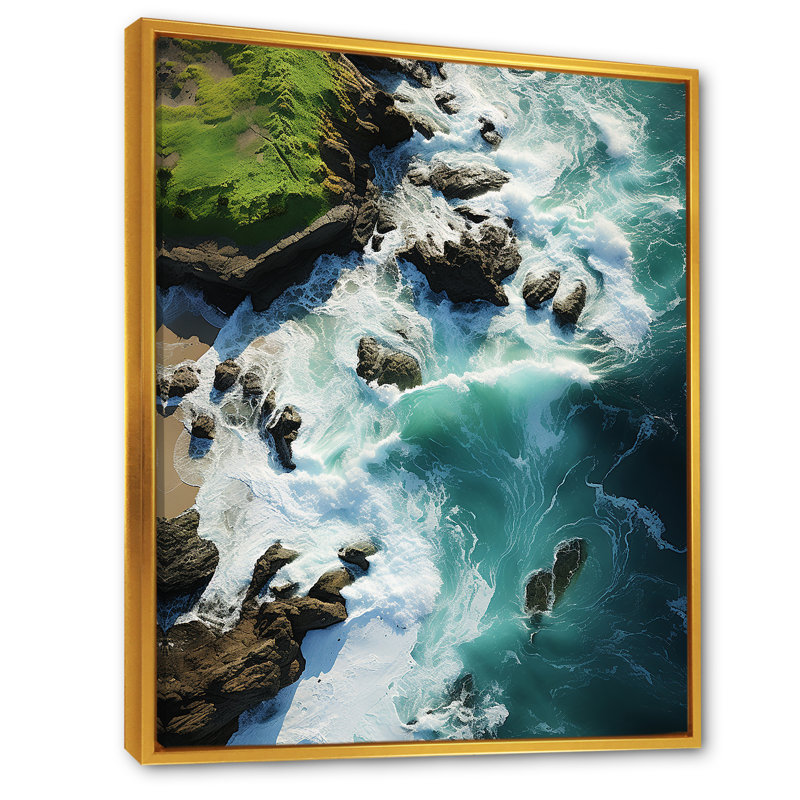 Vue aérienne sur une île tropicale IV - plage, art mural, Cadre flottant doré, H 44 po x l 34 po x P 1,5 po