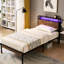 Lit plateforme simple en métal avec repose-pieds et pieds en bois, fente, lumières à DEL, télécommande, sommier non indispensable, capacité de rangement abondante, procédure d'assemblage facile, moderne