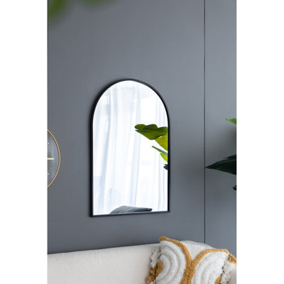 Miroir mural arqué noir avec cadre en métal solide pour cadre de maison, rehaussant l'apparence de la salle de bain