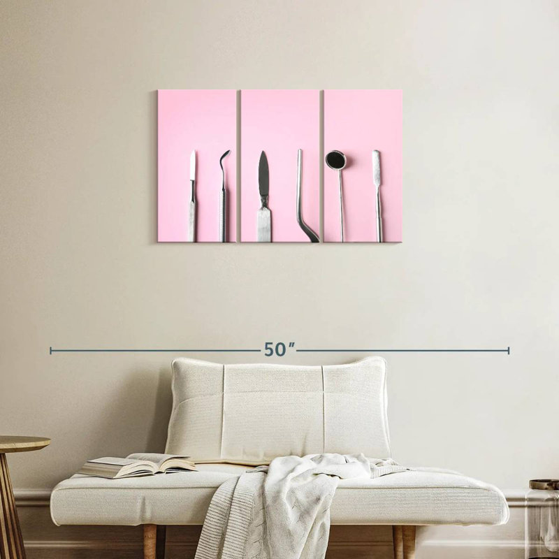 Outils dentaires sur fond rose, H 20 po x l 33 po