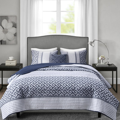 Courtepointe bleu marine / très grand. 4 literies avec rembourrage à 100%. 2 taies décoratives assorties et 1 coussin décoratif. Wrinkle - King. 4 pièces de luxe faciles à entretenir