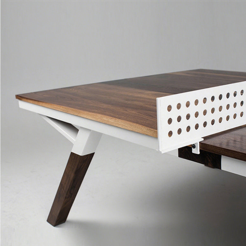 Table de ping-pong brune et blanche en bois massif et fer