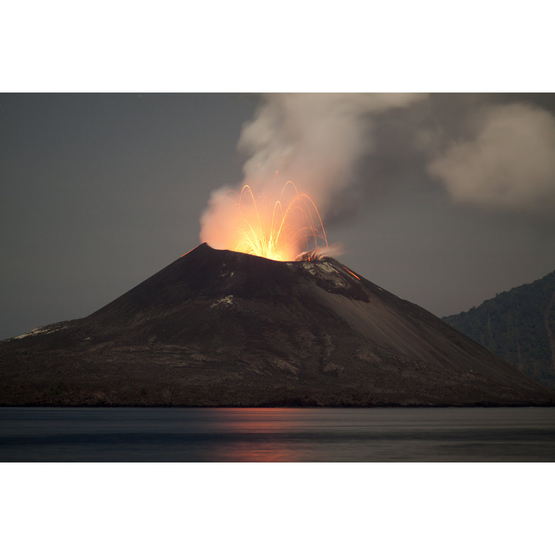 Ausbruch des Vulkans Krakatau bei Nacht