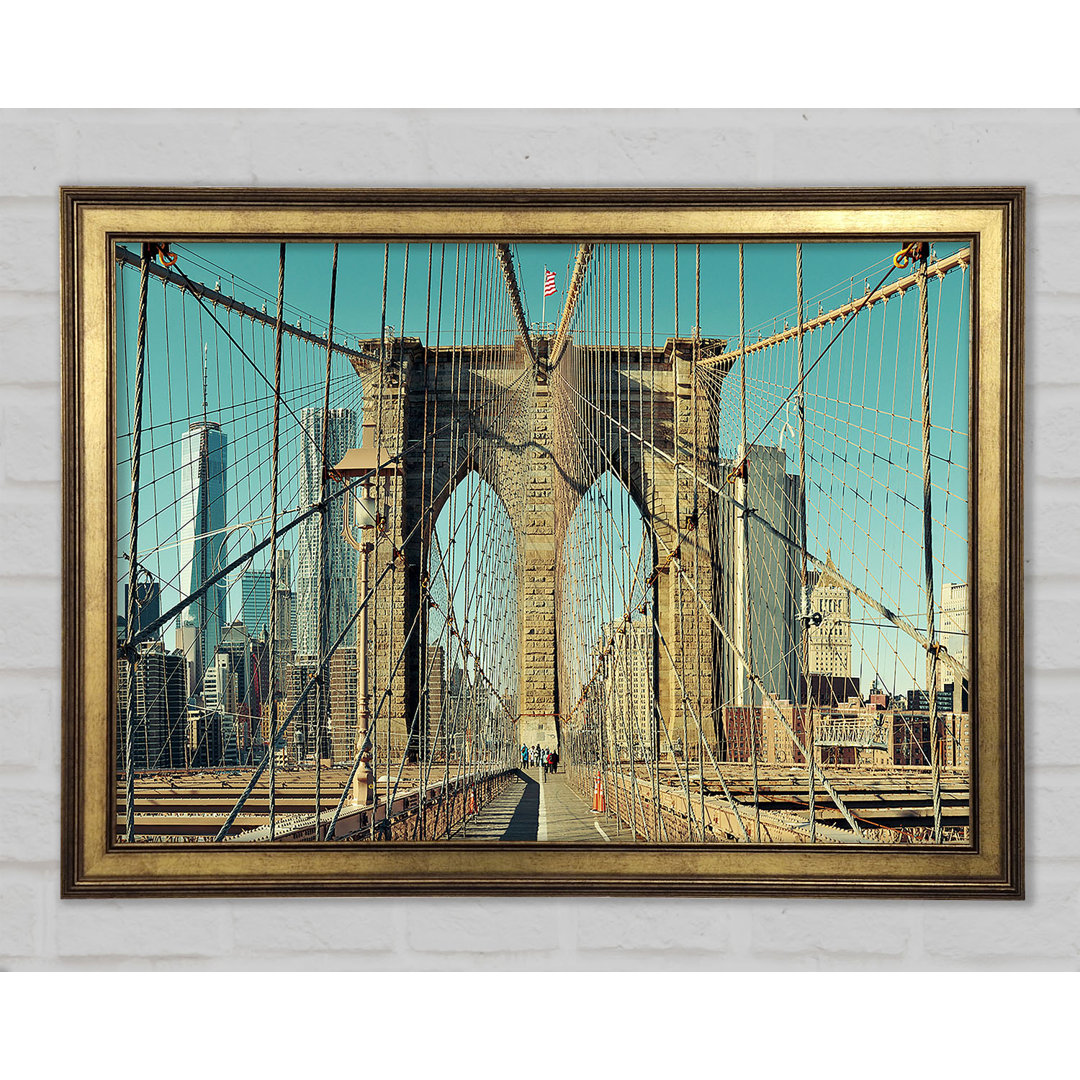 Walking Through The Brooklyn Bridge - Einzelne Bilderrahmen Kunstdrucke