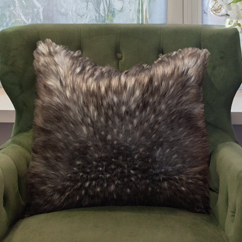 Oreiller en fausse fourrure de luxe Thomas Collection Smoky Blue Wolf, Carré 16 po