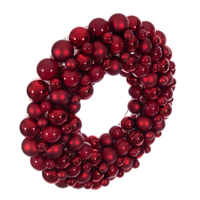 Couronne à boule rouge de 28 po Vickerman. Elle possède une combinaison d'ornements de 1,5, 2,4, 2,8 et 3,1 pouces dans des finitions mat, brillant et perlé.