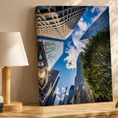 Toile, «Dramatic Low Angle View of Towering Skyscrapers», art mural tendu vers le ciel bleu avec des nuages blancs moelleux