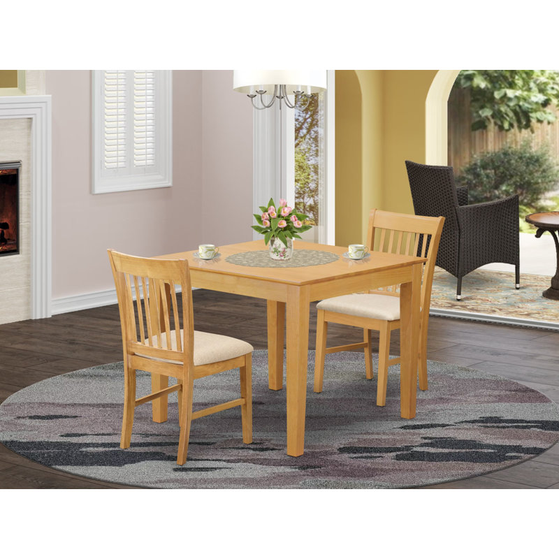 L'ensemble 3 pièces de table et chaises de cuisine contient une table de salle à manger carrée et 2 chaises de salle à manger en tissu de lin, chêne