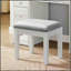 Ensemble coiffeuse de style contemporain avec tabouret, plateau en verre, tiroirs de rangement, miroir central, ampoules et prise de courant / USB